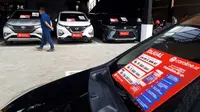 Pengunjung memilih kendaraan roda empat di sela pembukaan showroom mobil baru dan bekas caroline.id, di Serpong,Tangerang (Liputan6.com)