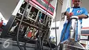 Petugas melakukan pemaparan cara kerja mesin dispenser BBM di SPBU Veteran, Jakarta, Kamis (9/6). Kegiatan ini untuk memberi pemahaman lebih baik terhadap masyarakat tentang cara kerja mesin dispenser BBM yang benar. (Liputan6.com/Immanuel Antonius)