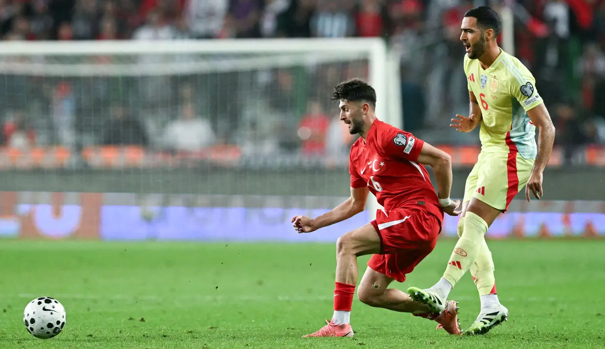 Pemain Spanyol, Mikel Merino, mencetak gol ke gawang Turki di laga kedua Grup E Kualifikasi Piala Dunia 2026 Zona Eropa di Torku Arena, Senin (08/09/2025). (AFP/Ozan Kose)