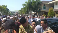 Gubernur Jawa Tengah Ganjar Pranowo melayat ke kediaman Wali Kota Pekalongan Achmad Alf Arslan Djunaid yang meninggal dunia pada Kamis sore, 7 September 2017. (Liputan6.com/Fajar Eko Nugroho) 