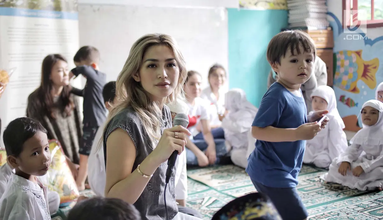 Artis Jessica Iskandar dan anaknya, El Barack Alexander saat mengunjungi anak-anak rumah singgah Yayasan Bina Anak Pertiwi, Jakarta, Selasa (12/6). Jessica bercerita bahwa dia telah mengadopsi tiga anak berkebutuhan khusus. (Liputan6.com/Faizal Fanani)