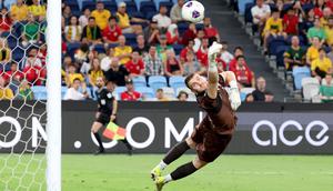 Kiper Timnas Indonesia, Maarten Paes harus rela merasakan kebobolan lima kali saat bermain di kandang Timnas Australia dalam laga ketujuh Grup C putaran ketiga Kualifikasi Piala Dunia 2026 di Sydney Football Stadium, Kamis (20/3/2025). (AFP/David Gray)