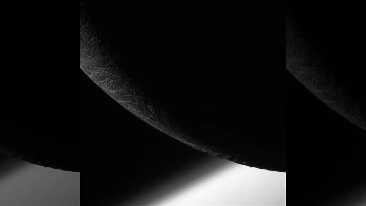 Penampakan Mengagumkan Enceladus, Bulan Milik Saturnus