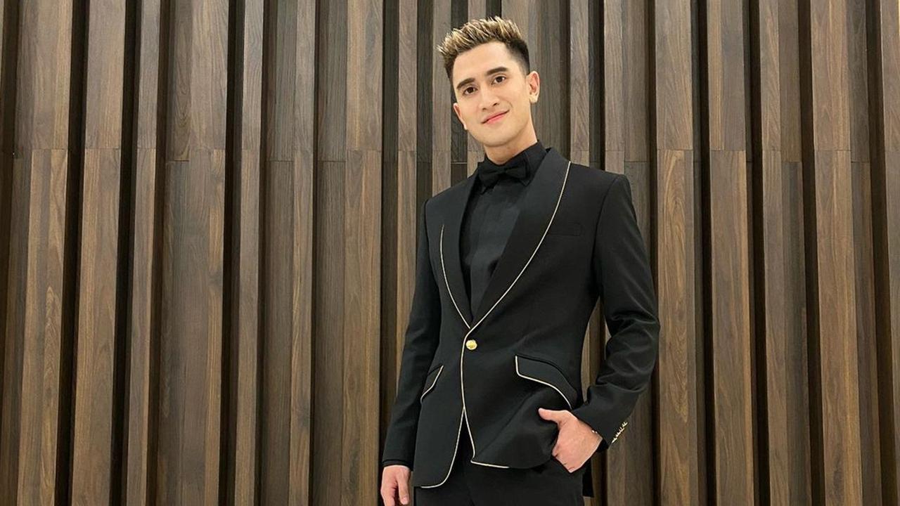 FOTO: Gaya Verrell Bramasta saat Pakai Setelan Jas, Menawan
