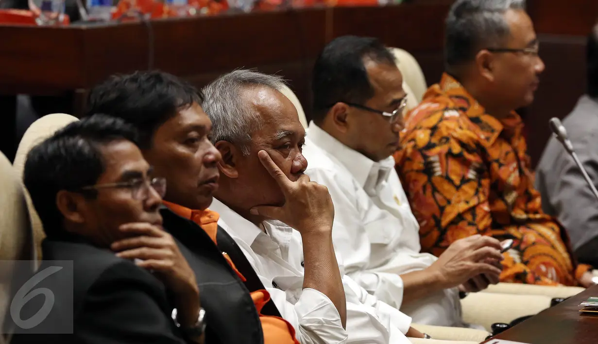 Menteri PU Basuki Hadimoeljono (ketiga kiri) bersama Menteri Desa, PDT dan Transmigrasi Eko Sandjojo (kanan) dan Menhub Budi Karya Sumadi (tengah) mengikuti Rapat Kerja (Raker) dengan Komisi V DPR, Jakarta, Senin (24/10). (Liputan6.com/Johan Tallo)
