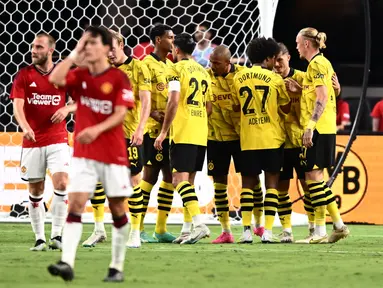 Penyerang Dortmund, Donyell Malen (tengah) merayakan dengan rekan setimnya setelah mencetak gol ke gawang Manchester United pada pertandingan persahabatan pramusim di Stadion Allegiant di Las Vegas, Nevada, pada 30 Juli 2023. (AFP/Patrick T. Fallon)