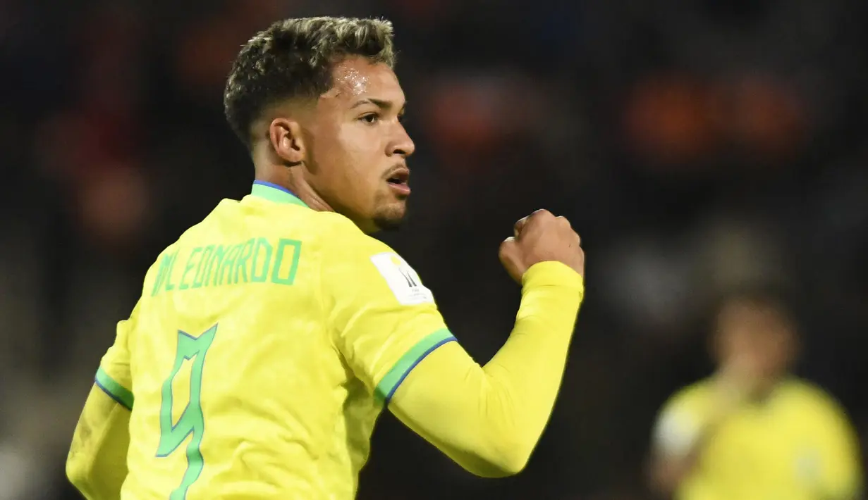 Pemain Brasil, Marcos Leonardo, melakukan selebrasi setelah mencetak gol ke gawang Italia pada matchday 1 Grup D Piala Dunia U-20 2023 di Estadio Malvinas, Argentina, Senin (22/05/2023). Italia menang dengan skor 3-2. (AFP/Andres Larrovere)