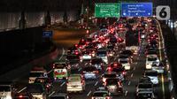 Antrean kendaraan pemudik di Jalan Tol arah Bekasi, Tambun, Kerawang, Jawa Barat, Jumat (28/4/2022) Malam. Pada H-2 diprediksi sebagai puncak arus mudik Lebaran 2022, arus lalu lintas menuju  ke Jawa terpantau padat. (Liputan6.com/Johan Tallo)