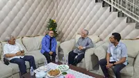 Ketua Umum PAN Zulkifli Hasan mengunjungi kediaman mantan Ketua Umum PP Muhammadiyah 2005 - 2010 Din Syamsuddin pada Kamis (23/2/2023). (Merdeka.com/ Lydia Fransisca)