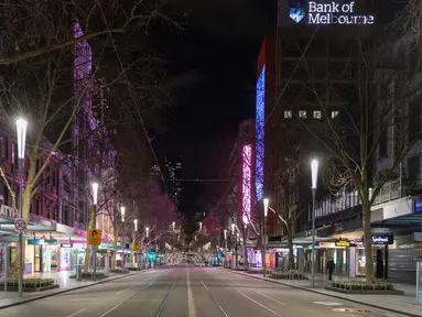 Jalan Swanston yang kosong pada malam hari di kawasan pusat bisnis Melbourne selama lockdown, Rabu (5/8/2020). Negara bagian Victoria, hotspot COVID-19 di Australia, melakukan lockdown dan menutup bisnis ritel sebagai upaya mengekang penyebaran virus corona.  (AP Photo/Asanka Brendon Ratnayake)