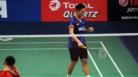  Tunggal putra Indonesia, Jonatan Christie mengepalkan tangan saat melawan pemain Tiongkok, Lin Dan di babak kedua BCA Indonesia Open 2016, Jakarta, Kamis (2/6/2016). Jonatan Christie unggul 21-12, 21-12. (Liputan6.com/Helmi Fithriansyah)