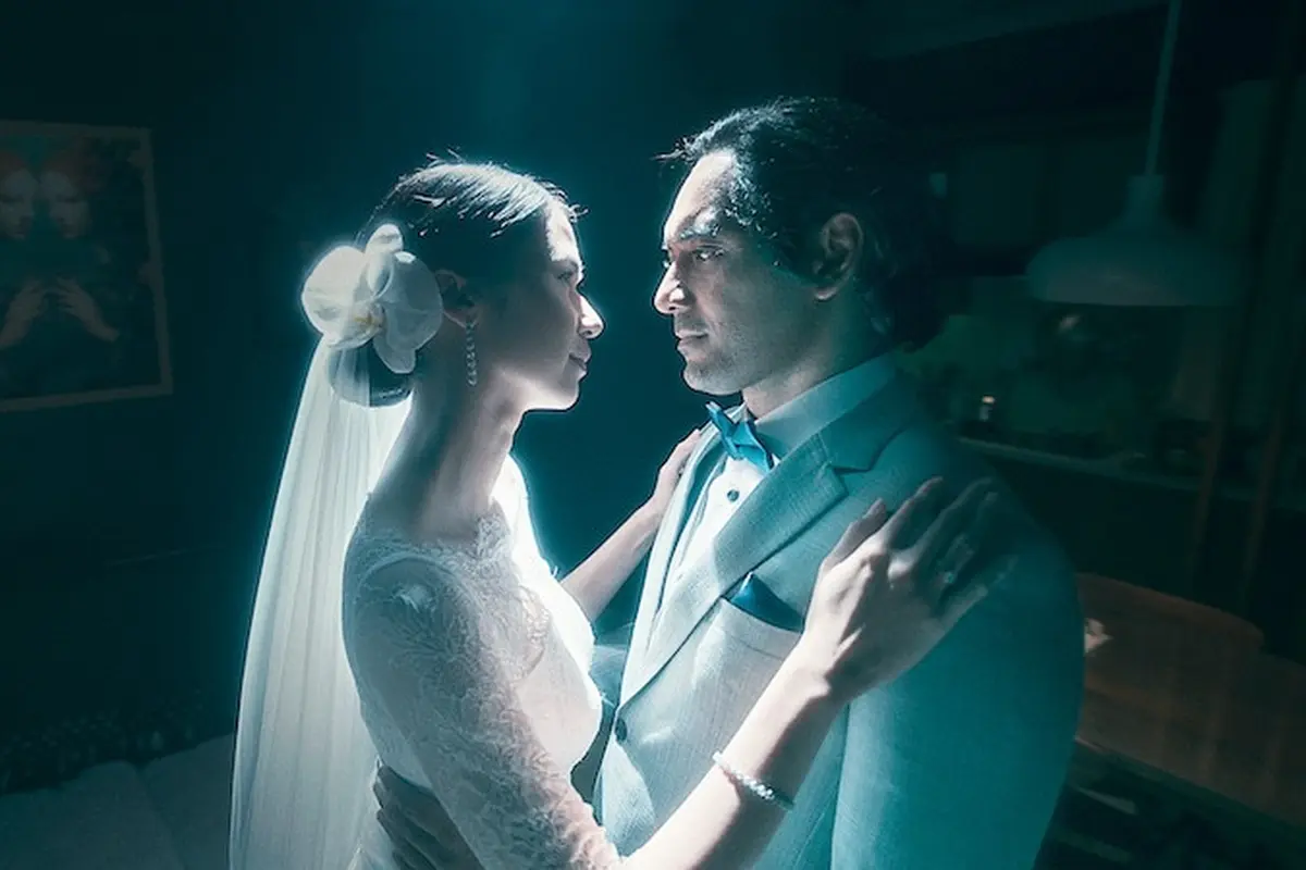 Laura Basuki dan Ario Bayu dalam film "Sehidup Semati". [Foto: Netflix]