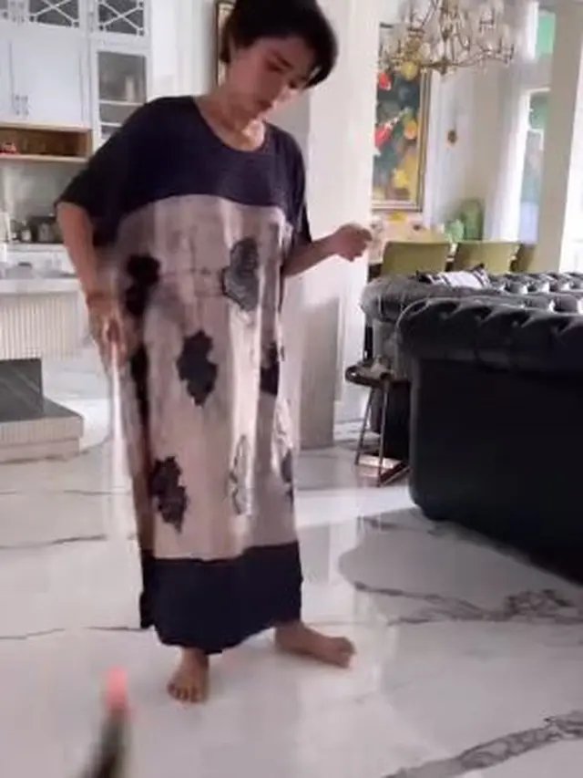 Ussy Sulistiawaty membersihkan rumahnya (Instagram/ussypratama)