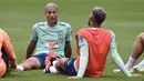 Penyerang Brasil Richarlison (Kiri) dan Matheus Cunha mengobrol selama sesi latihan menjelang matchday 2 Kualifikasi Piala Dunia 2026 zona CONMEBOL, di Lima, Senin (11/9/2023). (Cris BOURONCLE / AFP)