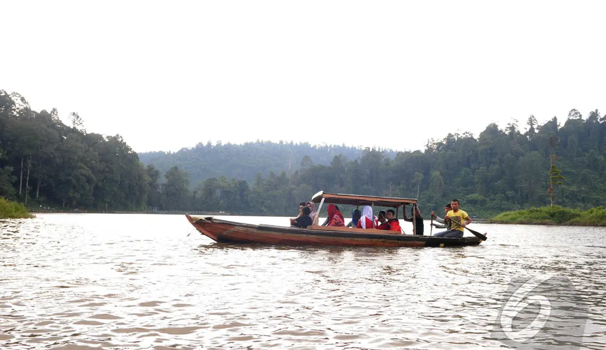 Di danau tersebut disediakan jasa perahu dan rakit untuk berkeliling, yang dikenakan biaya Rp 10.000 per satu orang, Jawa Barat, Sabtu (2/8/14). (Liputan6.com/Herman Zakharia)