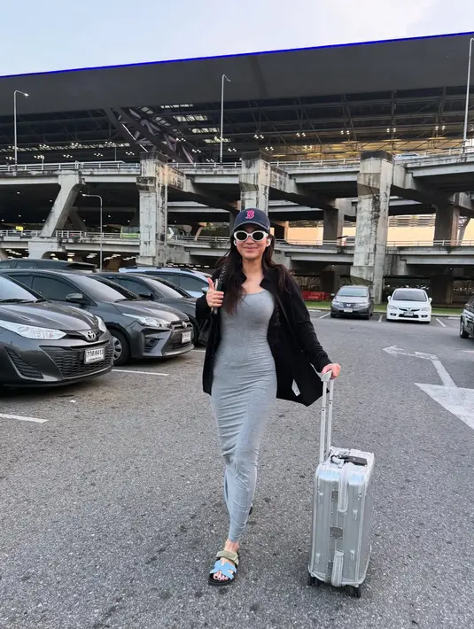 Azizah Salsha tidak hanya hadir untuk mendampingi, tetapi juga membantu Arhan sebagai penerjemah pribadi. Keputusan Arhan pindah ke Thailand menandai babak baru dalam perjalanan kariernya setelah sebelumnya bermain di klub Korea. Kebersamaan pasangan ini menjadi sorotan, terutama dalam perjalanan mereka di Bangkok. (Liputan6.com/IG/@azizahsalsha_)