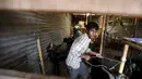 Seorang pria menarik kambing dari kandang untuk dijual selama perayaan festival keagamaan bagi umat Hindu di Nepal, Kamis (15/10/2015).  Kambing ini akan dijual untuk dikorbankan dalam peringatan festival keagamaan ini. (REUTERS/Navesh Chitrakar)