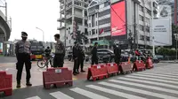 Petugas Polisi dan Dishub menyekat ruas Jalan Simatupang mengarah ke Fatmawati, Jakarta, Sabtu (10/7/2021). Penambahan titik penyekatan jalan seperti ruas Jalan Simatupang, Jalan Antasari, dan Jalan Raya Cijantung untuk mempertegas bahwa Jakarta masih masa PPKM Darurat. (Liputan6.com/Faizal Fanani)
