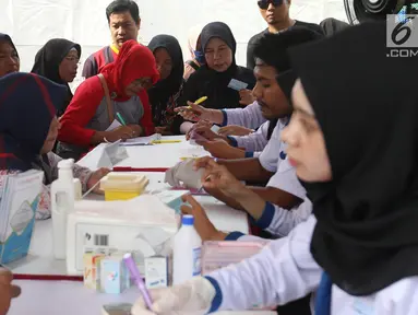 Warga mendapatkan pengobatan gratis pada kegiatan bakti sosial di Lapangan Merdeka, Balikpapan, Kalimantan Timur, Selasa (23/7/2019). Pertamina bekerja sama dengan Bhayangkari mengadakan bakti sosial di wilayah Balikpapan dalam rangka Hari Kesatuan Gerak Bayangkari ke-67. (Liputan6 com/Angga Yuniar)