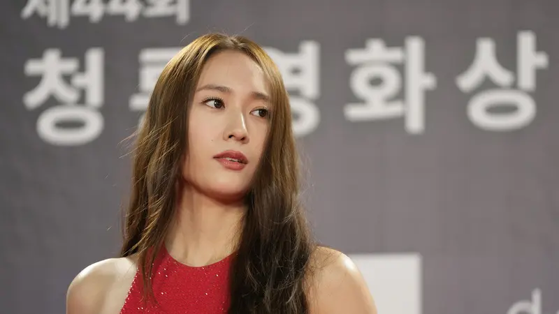 Jung Soo Jung atau Krystal Jung  dalam Blue Dragon Film Awards 2023. (AP Photo/Lee Jin-man)