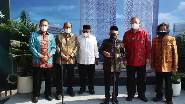 Wakil Presiden Ma'ruf Amin meresmikan pemasangan atap atau Topping Off Menara Syariah, yang menjadi bagian dari Pusat Keuangan Syariah Internasional di Pantai Indah Kapuk (PIK) 2, di Jakarta, Selasa.