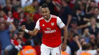 Striker Arsenal, Pierre-Emerick Aubameyang, melakukan selebrasi usai membobol gawang Tottenham Hotspur pada laga Premier League 2019 di Stadion Emirates, Minggu (1/9). Kedua tim bermain imbang 2-2. (AP/Alastair Grant)