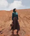Untuk look yang elegan, kamu bisa pilih rok plisket material leather. Agar makin chic, padukan dengan turtleneck warna hijau emerald dan chain necklace (Instagram/viratandia).