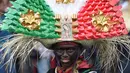 Seorang peserta mengenakan kostum saat memperingati Pertempuran Puebla di lingkungan Penon de los Banos di Mexico City (5/5). Perayaan ini digelar setiap tahunnya yang jatuh pada tanggal 5 Mei. (AFP Photo/Pedro Pardo)