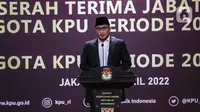 Ketua Komisi Pemilihan Umum (KPU) periode 2022-2027 Hasyim Asy'ari memberikan pidato usai serah terima jabatan di Gedung KPU, Jakarta, Selasa (12/4/2022). Presiden Joko Widodo resmi melantik ketujuh komisioner KPU untuk bertugas dalam periode 2022-2027. (Liputan6.com/Johan Tallo)