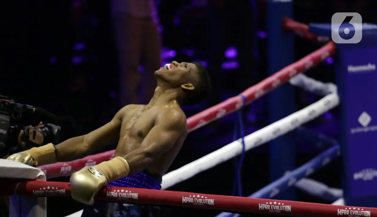Petinju Indonesia Ongen Saknosiwi usai menumbangkan Jirawat Thammachot (Thailand) pada duel kelas bulu bertajuk MPRO Evolution Fight Series 2022 di Balai Sarbini, Jakarta, Jumat (1/7/2022). Ongen Saknosiwi hanya butuh dua ronde untuk meraih kemenangan knockout (KO) atas petinju Thailand Jirawat Thammachot. (Liputan6.com/Helmi Fithriansyah)