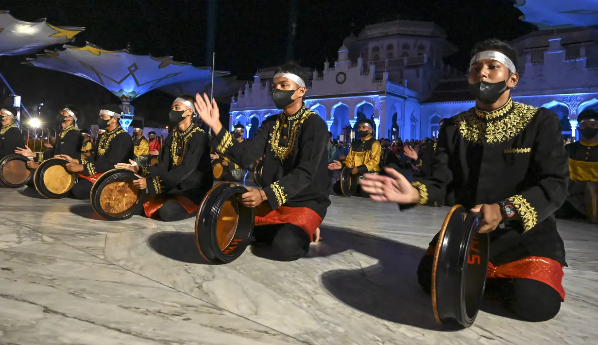 Penari membawakan tarian tradisional Rapa'i Geleng saat pembukaan Festival Ekonomi Syariah Sumatera di depan Masjid Raya Baiturrahman, Banda Aceh, Aceh, 4 Agustus 2022. (Chaideer MAHYUDDIN/AFP)