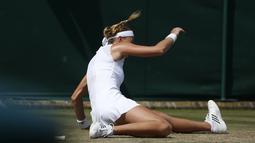 Kristina Mladenovic terjatuh saat gagal menjaga keseimbangan melawan Alison Riske pada hari keempat tunggal putri di Wimbledon Tennis Championships 2017, London , (6/7/2017). (AP/Alastair Grant)