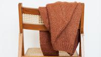 Outfit bahan rajutan termasuk sweater ini memang mudah sekali muncul serat-serat kasar. (Foto: Pexels.com/Karolina Grabowska)