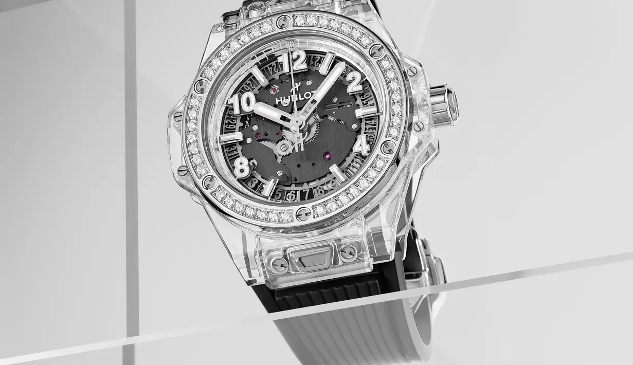 Jika Anda ingin terlihat memesona, tetapi dengan gaya klasik, ini adalah aksesori yang sempurna. Hublot Big Bang One Click Sapphire Diamonds 39mm merupakan edisi terbatas dengan case safir bening 39mm, dan komponen movement hitam tersembunyi yang mengintip melalui dial kerangka. Beberapa 42 berlian bulat melingkari bezel, dan memberikan kontras yang cemerlang dengan aksen dial hitam dan tali karet. Dan untuk semua ornamen mewahnya, jam tangan ini memiliki ketahanan air hingga 100 meter. / Foto dok Hublot.