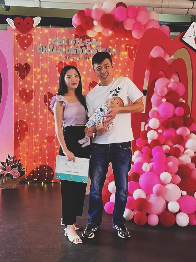 7 Potret Kapten Vincent Bersama Istri dan Anak yang Tampil Makin Mesra