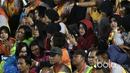 Tidak hanya sebagai pendukung Bhayangkara FC, Polwan  juga sibuk update kegiatan mereka di media sosial saat timnya melawan Semen Padang pada babak delapan besar Piala Presiden 2017 di Stadion Manahan, Solo, (26/2/2017). (Bola.com/Nicklas Hanoatubun) 