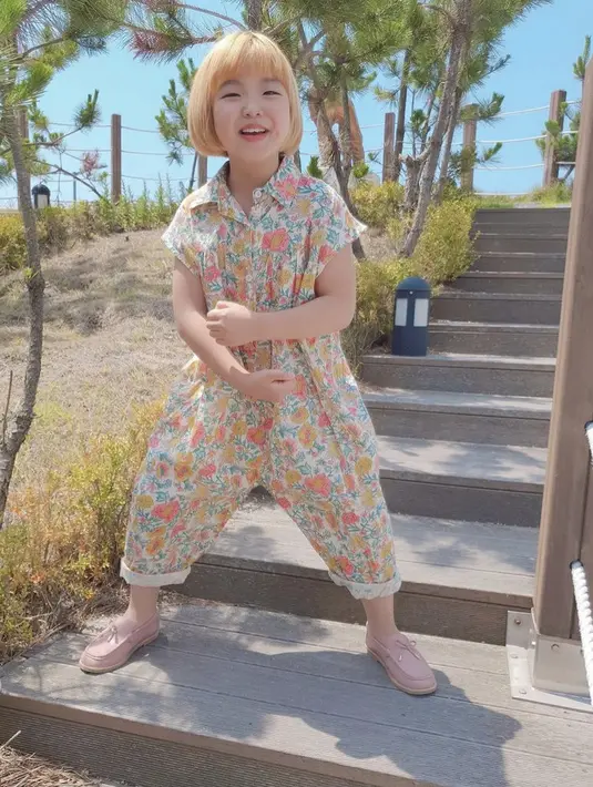 Ia juga menggemaskan mengenakan jumpsit motif bunga-bunga. Instagramnya @lee_6038.