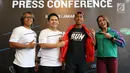 Race Director Garmin Run 2019 Dardityo Sansoto, Marketing Manager Garmin Indonesia Rian Krisna, Atlet Indonesia Agus Prayogo dan Sport Enthusiast Melanie Putria menunjukkan kaus lari pada konfrensi pers Garmin Run Indonesia 2019 di Jakarta, Kamis (8/8/2019). (Liputan6.com/Fery Pradolo)