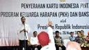 Presiden Joko Widodo saat acara penyerahan KIP dan PKH di Kota Banjarbaru, Kalimantan Selatan (26/3). Jokowi menegaskan bahwa kebijakan penyerahan sertifikat hak atas tanah kepada masyarakat bukanlah hal yang mengada-ada. (Liputan6.com/Pool/Biro Setpres)