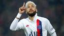Striker Paris Saint-Germain, Neymar, melakukan selebrasi usai membobol gawang Lille pada laga Liga 1 Prancis di Stadion Metropole, Minggu (26/1/2020). Neymar persembahkan dua gol nya untuk legenda NBA Kobe Bryant. (AP/Michel Spingler)