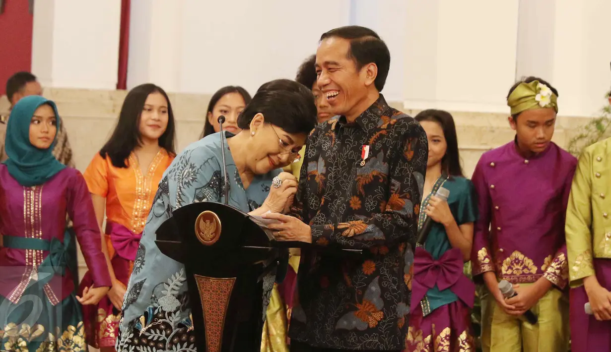 Presiden Jokowi dan penyanyi Titiek Puspa saat merayakan Hari Musik Nasional 2017 di Istana Negara, Jakarta, Kamis (9/3). Hari Musik Nasional diperingati setiap tanggal 9 Maret. (Liputan6.com/Angga Yuinar)