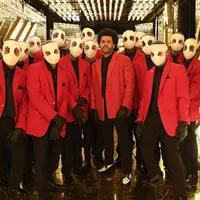 Dengan harga fantastis, simak busana The Weeknd di Superbowl 2021.