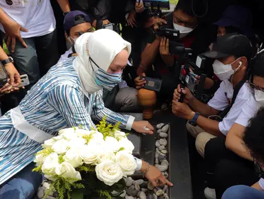 Mantan Anggota DPR Angelina Sondakh (kiri) bersama kedua anaknya Aaliyah Massaid dan Keanu Jabbar Massaid saat ziarah makam di TPU Jeruk Purut, Jakarta Selatan, Kamis (3/3/2022). Kedatangan mereka untuk berziarah ke makam Adjie Massaid dan bapak dari Adjie Massaid. (Liputan6.com/Herman Zakharia)