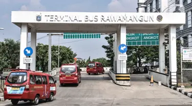 Angkutan umum Jak Lingko menunggu penumpang di Terminal Rawamangun, Jakarta, Senin (20/7/2020). Wakil Gubernur Ahmad Riza Patria menyatakan Pemprov DKI berencana merevitalisasi Terminal Rawamangun karena dinilai belum optimal pasca-revitalisasi pada 2015 lalu. (merdeka.com/Iqbal S Nugroho)