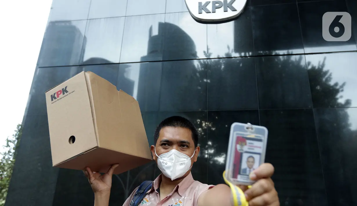 Penyidik KPK, Yudi Purnomo menunjukkan sebagian barang pribadinya sesaat jelang meninggalkan Gedung Merah Putih KPK, Jakarta, Kamis (16/9/2021). Yudi Purnomo, salah satu dari 56 pegawai KPK yang tidak lulus TWK dan akan diberhentikan pada 30 September 2021. (Liputan6.com/Helmi Fithriansyah)