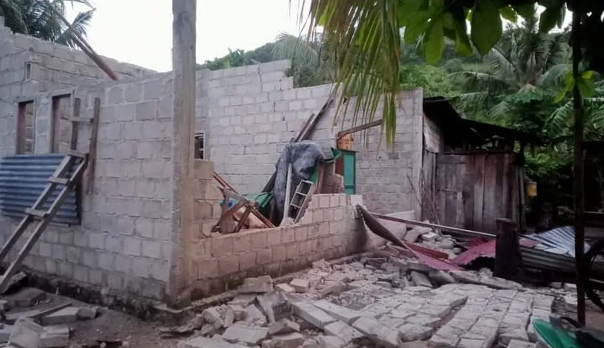 Sebuah rumah yang rusak setelah gempa melanda kepulauan Tanimbar di Maluku (10/1/2023). Gempa dengan magnitudo (M) 7,6 berdampak pada kerusakan sejumlah rumah warga di daerah itu. (Photo by Handout / BNPB / AFP)