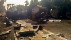 Petugas menyelidiki puing-puing bus dan truk tangki bahan bakar (BBM) yang bertabrakan di negara bagian Guerrero, Meksiko, Kamis (13/4). Tabrakan menimbulkan ledakan yang menewaskan 24 orang dan sembilan lainnya terluka. (HO/Guerrero Civil Protection/AFP)