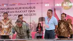 Menko Perekonomian, Darmin Nasution (tengah) disaksikan Direktur Operasional Ritel Askrindo, Anton Fadjar Siregar menandatangani prasasti kandang komunal mitra binaan Askrindo di Wonogiri, Jawa Tengah, Kamis (6/12). (Liputan6.com/HO/Iqbal)