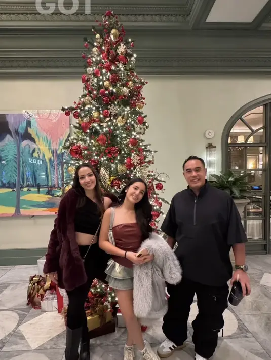 Nia Ramadhani bersama keluarganya liburan akhir tahun ke Amerika Serikat. Nia tampil mengenakan jaket fur maroon dipadukan inner one shoulder crop hitam serasi dengan warna celana panjang dan bootsnya. Mikhayla mengenakan strapless leather maroon dipadukan mini skirt ruffle denim. [@ramadhaniabakrie]