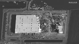 Foto satelit menunjukkan close-up gudang Amazon rusak parah setelah badai hebat bergerak melalui daerah itu pada malam sebelumnya di Edwardsville, Illinois, Amerika Serikat, 11 Desember 2021. Sebanyak 78 orang tewas setelah serangkaian tornado di AS. (Satellite image ©2021 Maxar Technologies via AP)